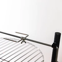 Deko Living Foyer extérieur à bois en acier de 33 pouces de diamètre avec 2 grilles de cuisson, rôtissoire et tisonnier