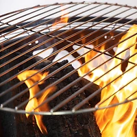 Deko Living Foyer extérieur à bois en acier de 33 pouces de diamètre avec 2 grilles de cuisson, rôtissoire et tisonnier