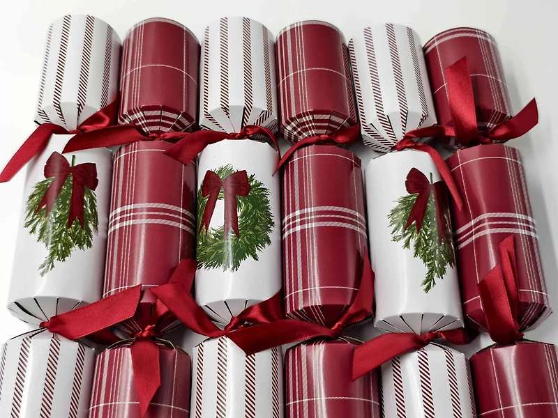 Lot de 12 crackers de Noël premium Holiday Time, motif couronne et tartan rouge, multicolore