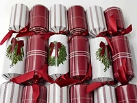 Lot de 12 crackers de Noël premium Holiday Time, motif couronne et tartan rouge, multicolore