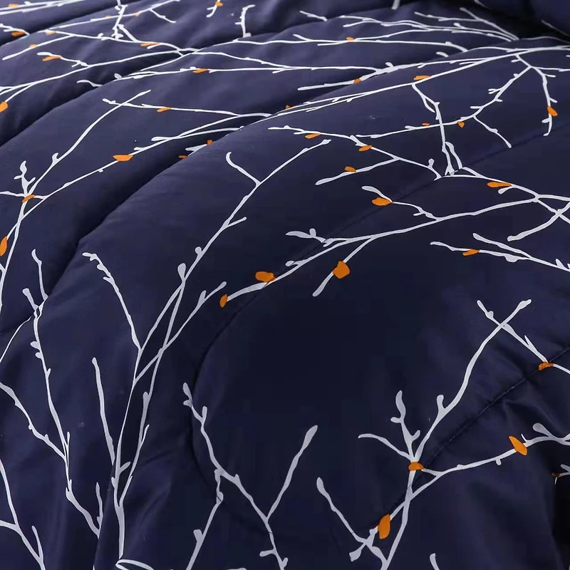 Literie Marina Décoration ultra douce et luxueuse en duvet d'oie, alternative au duvet d'oie, richement imprimée, avec draps et motif de branches bleu marine moderne