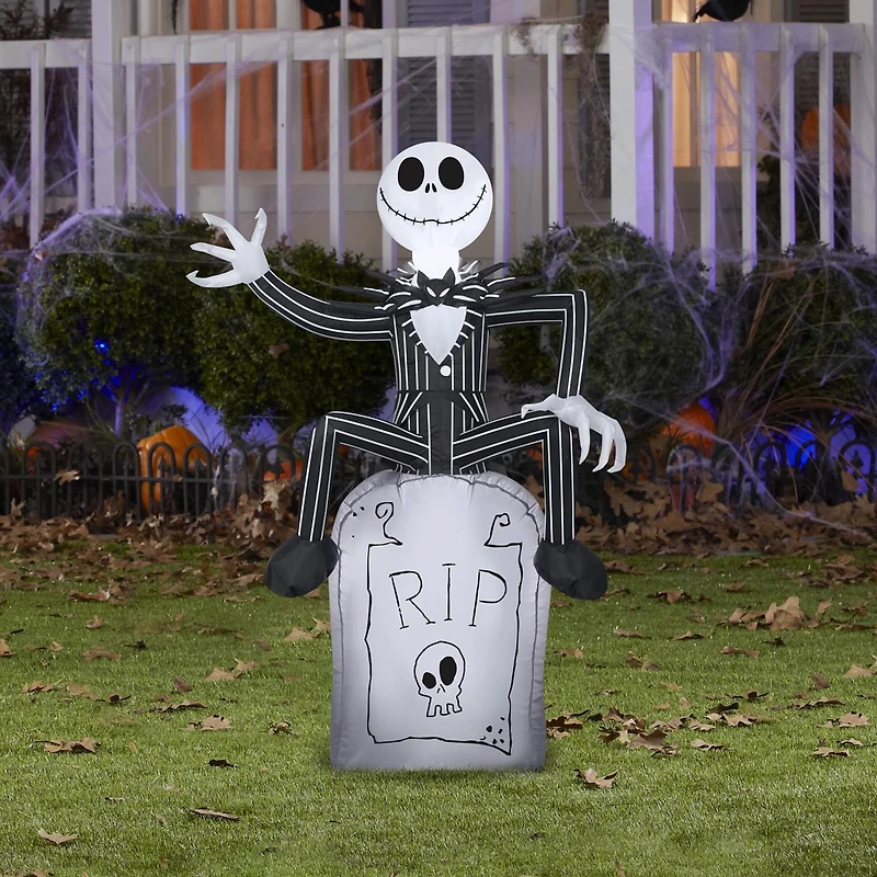 Jack Skellington gonflable d'Halloween sur la pierre tombale