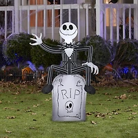 Jack Skellington gonflable d'Halloween sur la pierre tombale