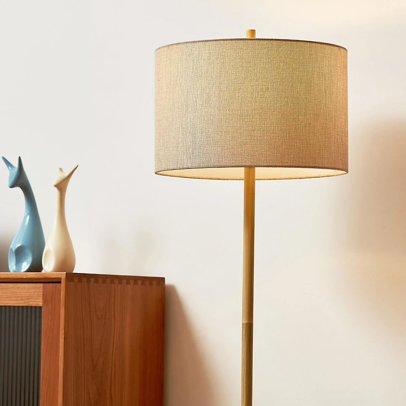 Lampe sur pied Cove de 62 po en similibois avec abat-jour en jute