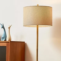 Lampe sur pied Cove de 62 po en similibois avec abat-jour en jute