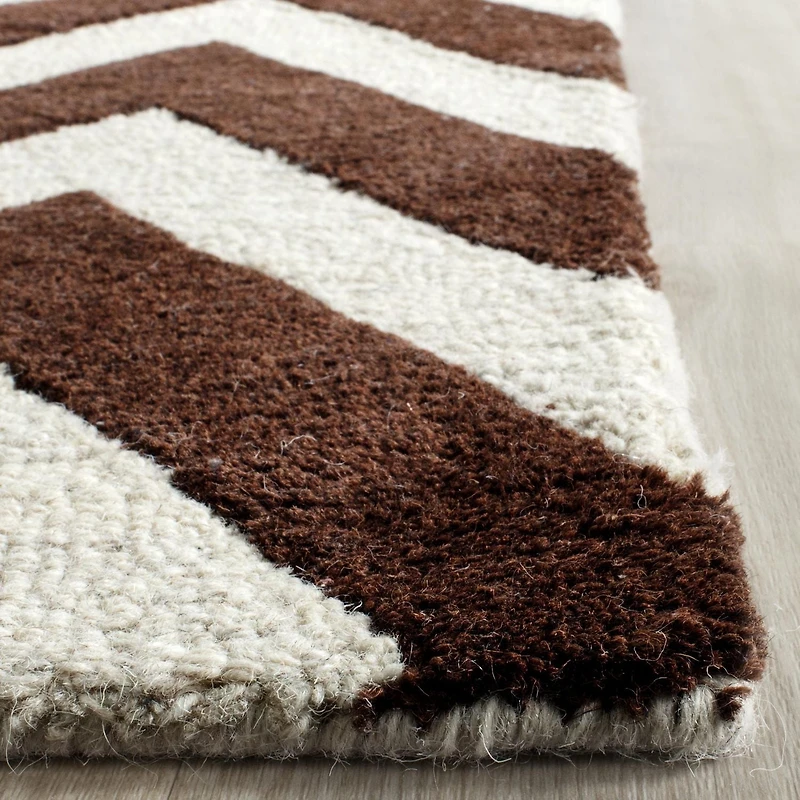 Safavieh Cambridge Kaitlyn Zig Zag Stripes Area Rug