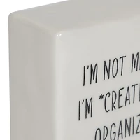 Plaque carrée de table en porcelaine  ”I’m Not Messy, I’m Creatively Organized" Linden de Hometrends