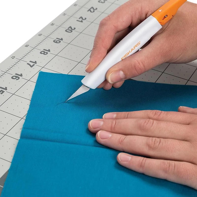Couteau à tissu Easy Change de Fiskars (3 lames) Passer facilement d’une tâche