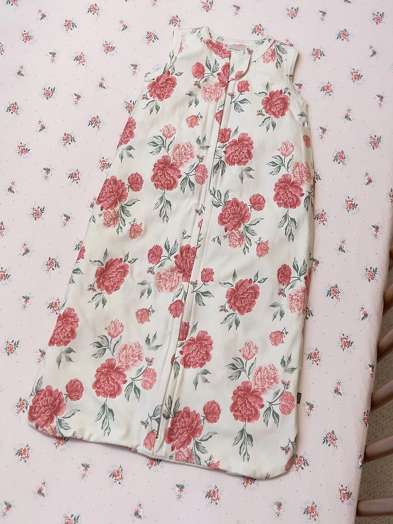 Modern Moments Drap-housse de lit d'enfant rose pâle avec de délicates roses rose foncé pour un look charmant. OEKO-TEX 2013PK0176 AITEX