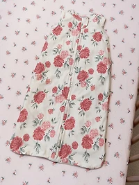 Modern Moments Drap-housse de lit d'enfant rose pâle avec de délicates roses rose foncé pour un look charmant. OEKO-TEX 2013PK0176 AITEX