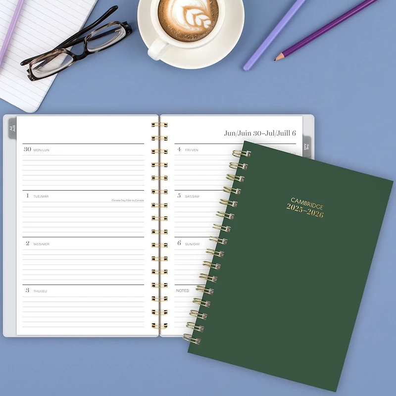 Agenda hebdomadaire académique compact 2025-2026 Cambridge® Colour Bar vert foncé