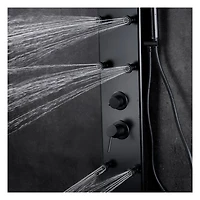 La colonne de douche ELIAS en aluminium d'akuaplus®  avec cartouche à pression balancée et déviateurs 3 voie a 6 jets de corps orientale plus, une douchette, et un pommeau douche.