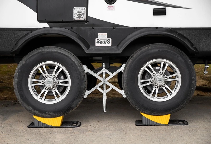 Camco Curved Leveler - For Use With Single-Axle & Multi-Axle Trailers As Well As RV's - Works With Tires Up to 32" (81,3 cm) in Diameter (44428), Curved leveler