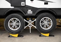 Camco Curved Leveler - For Use With Single-Axle & Multi-Axle Trailers As Well As RV's - Works With Tires Up to 32" (81,3 cm) in Diameter (44428), Curved leveler