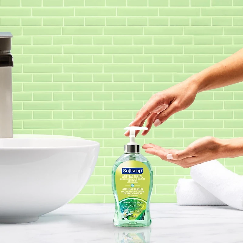Softsoap Antibacterial Liquid Hand Soap Pump, Fresh Citrus - 332 ML, Liquid Soap