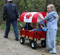 Millside Classic Canada Kids wood Wagon with pads