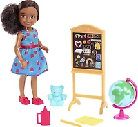 Barbie Chelsea Can Be Playset with Brunette Chelsea Teacher Doll (6 inches), Chalkboard, Pointer, Globe, Mug, File, Teddy Bear Figure, Great Gift for Ages 3 Years Old & Up​​