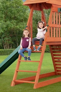 Cedar Chalet Playset avec toit en bois, bac à sable et toboggan