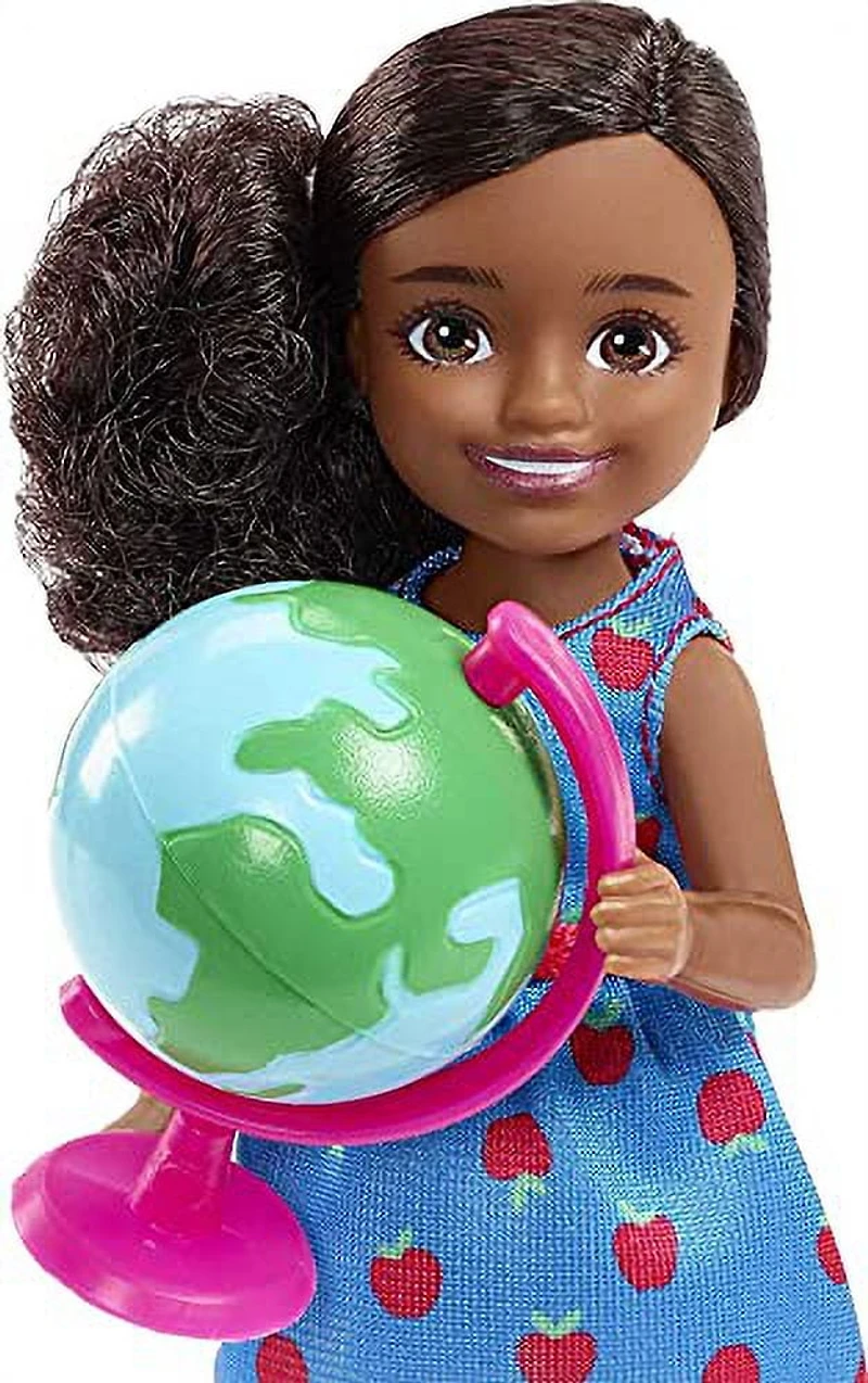 Barbie Chelsea Can Be Playset with Brunette Chelsea Teacher Doll (6 inches), Chalkboard, Pointer, Globe, Mug, File, Teddy Bear Figure, Great Gift for Ages 3 Years Old & Up​​
