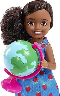 Barbie Chelsea Can Be Playset with Brunette Chelsea Teacher Doll (6 inches), Chalkboard, Pointer, Globe, Mug, File, Teddy Bear Figure, Great Gift for Ages 3 Years Old & Up​​
