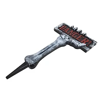 Piquet de jardin en plastique représentant une main de squelette pour Halloween, décorations d'extérieur, par Façon de célébrer <ul><li>Façon de célébrer Halloween sur le piquet de danger de la main du squelette</li><li>Décor extérieur sur le piquet de la cour d'Halloween</li><li>Le design présente une main de squelette tenant une pancarte indiquant « danger ! »</ li></ul>