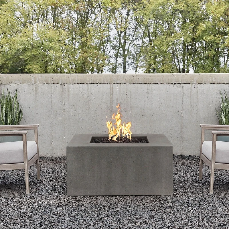 Real Flame Foyer Extérieur Carré au Gaz Naturel de 40 po  Estes en Carbone par Jensen Co.