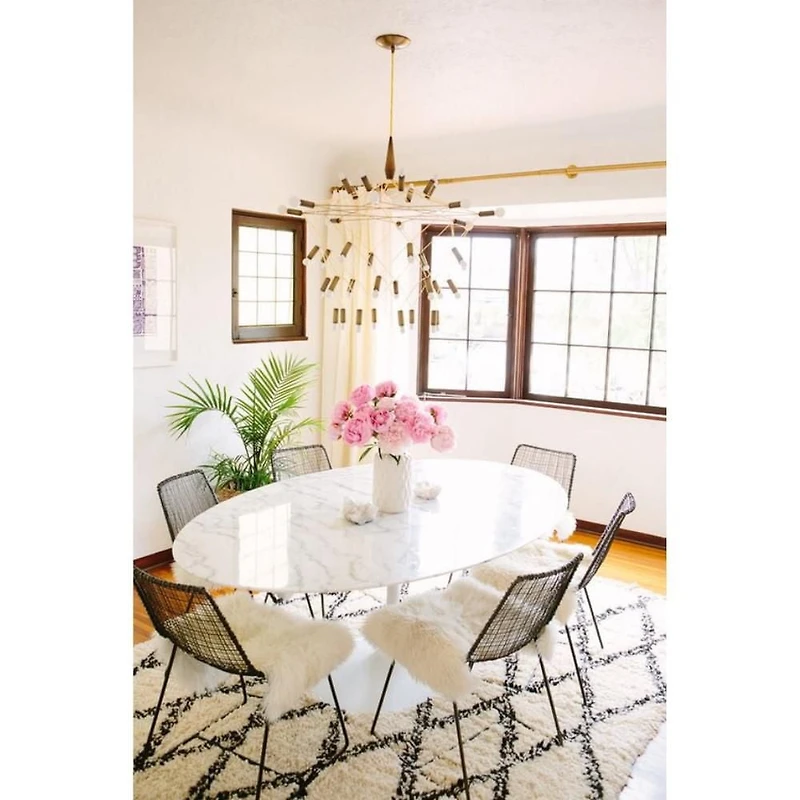 Table de salle à manger ovale élégante Bria avec plateau en marbre et base en aluminium blanc