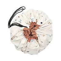 Play & Go - Tapis de Jeu Bébé 3-en-1 Thème Aliments Couleurs Terrestres – Sac de Rangement et Sac à Couches – Design Fruits et Légumes – Double Côté - 140 cm pour Nouveau-né à Tout-Petit – Éducatif et