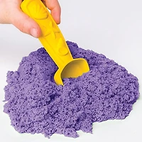 Kinetic Sand, coffret Bac à sable avec 454 g (1 lb) de sable Kinetic Sand violet et 3 moules, à partir de 3 ans