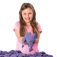 Kinetic Sand, coffret Bac à sable avec 454 g (1 lb) de sable Kinetic Sand violet et 3 moules, à partir de 3 ans