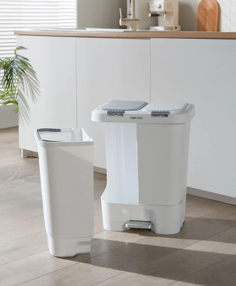 La poubelle double et la poubelle de recyclage Step N 'Sort 40L avec ouverture à ressort et couvercle à fermeture lente mains libres. Blanc