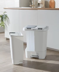 La poubelle double et la poubelle de recyclage Step N 'Sort 40L avec ouverture à ressort et couvercle à fermeture lente mains libres. Blanc