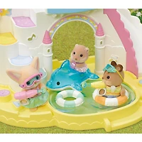 Calico Critters Nursery Friends - Pool Fun Trio, ensemble de 3 figurines de poupée à collectionner avec accessoires 32 figurines et accessoires