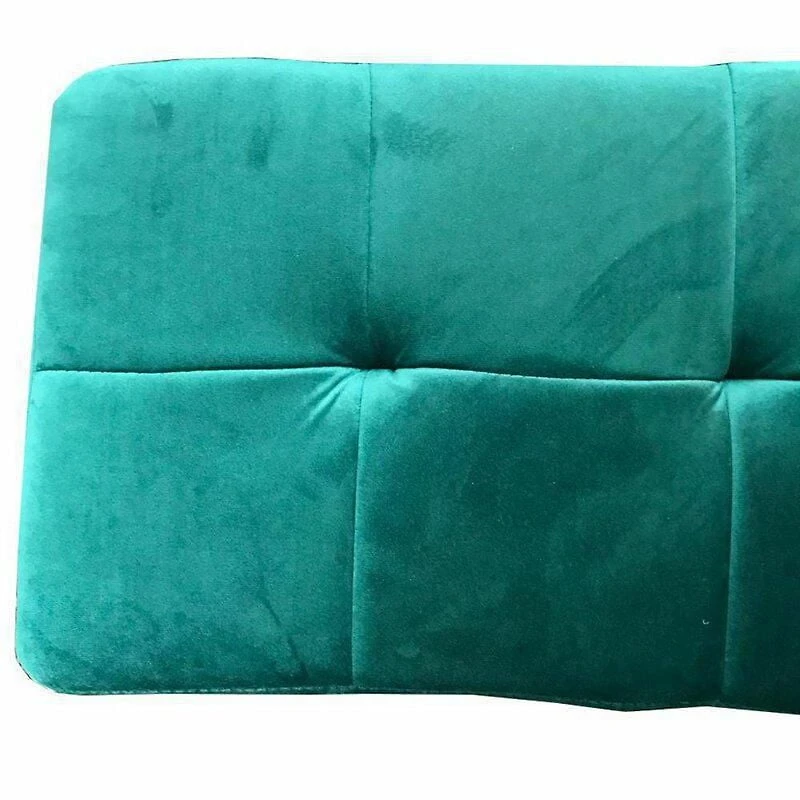 Banc rembourré en velours vert avec base en acier inoxydable.