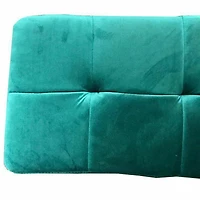 Banc rembourré en velours vert avec base en acier inoxydable.