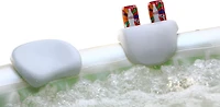 ENSEMBLE APPUIE-TÊTE CONFORT ET PORTE-VERRE, POUR LA SÉRIE AQUA MARINA mSPA HOT TUB AND SPA, est livré avec 2 pièces d'appui-tête confort et une pièce de support en verre.