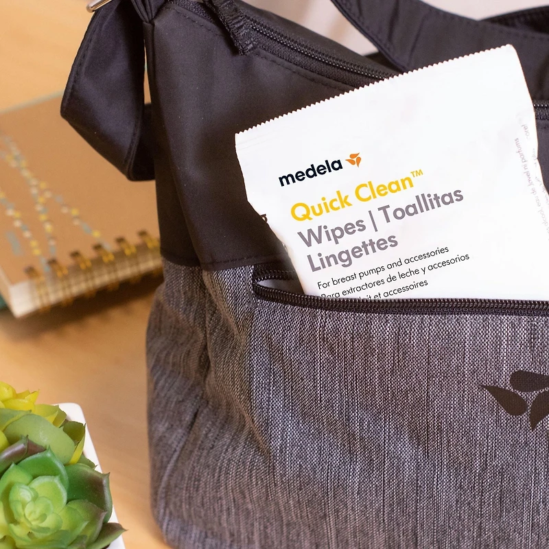 Lingettes Medela Quick Clean pour Tire-lait et accessoires 90 ct, 3 pochettes de 30 lingettes refermables et pratiques pour un nettoyage hygiénique en déplacement pour tables, comptoirs, chaises, etc.