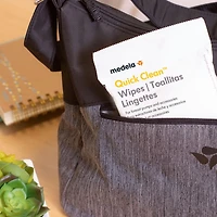 Lingettes Medela Quick Clean pour Tire-lait et accessoires 90 ct, 3 pochettes de 30 lingettes refermables et pratiques pour un nettoyage hygiénique en déplacement pour tables, comptoirs, chaises, etc.
