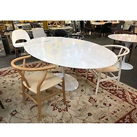 SALLE À MANGER OVALE EN MARBRE 67'' . Table de salle à manger ovale élégante avec plateau en marbre et base en aluminium blanc<br>Dimensions : 28,5" H x 79" L x 47,5" P