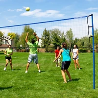 Park&Sun Spiker Sport Steel– Ensemble portatif volleyball extérieur: poteaux acier 3 pièces, hauteur réglable (8pi/7′8″/7′4″), filet 9,75 m, balise, ballon, pompe, piquets, sac.