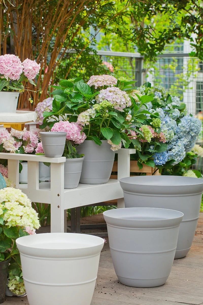 Hometrends Indoor Basic Bell Black, White and Grey Planter, Black Planter