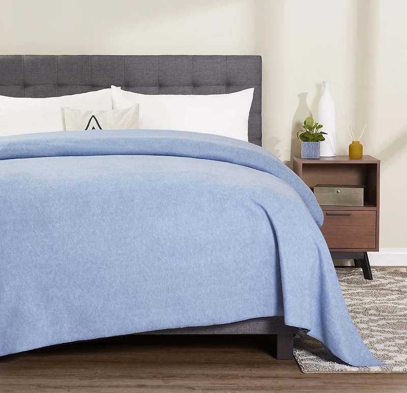 MAINSTAYS SOLID FLEECE BLANKET TWIN BLUE