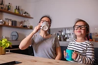 Gobelet d’entraînement anti-éclaboussures avec couvercle de voyage Tommee Tippee Easiflow 360°, baleine – 8 oz, 12 mois et plus, paquet de 1