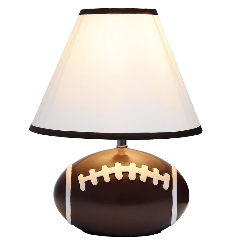 Simple Designs Lampe de bureau de table 11.5" en céramique avec base de football athlétique et abat-jour en tissu Empire blanc avec bordure marron