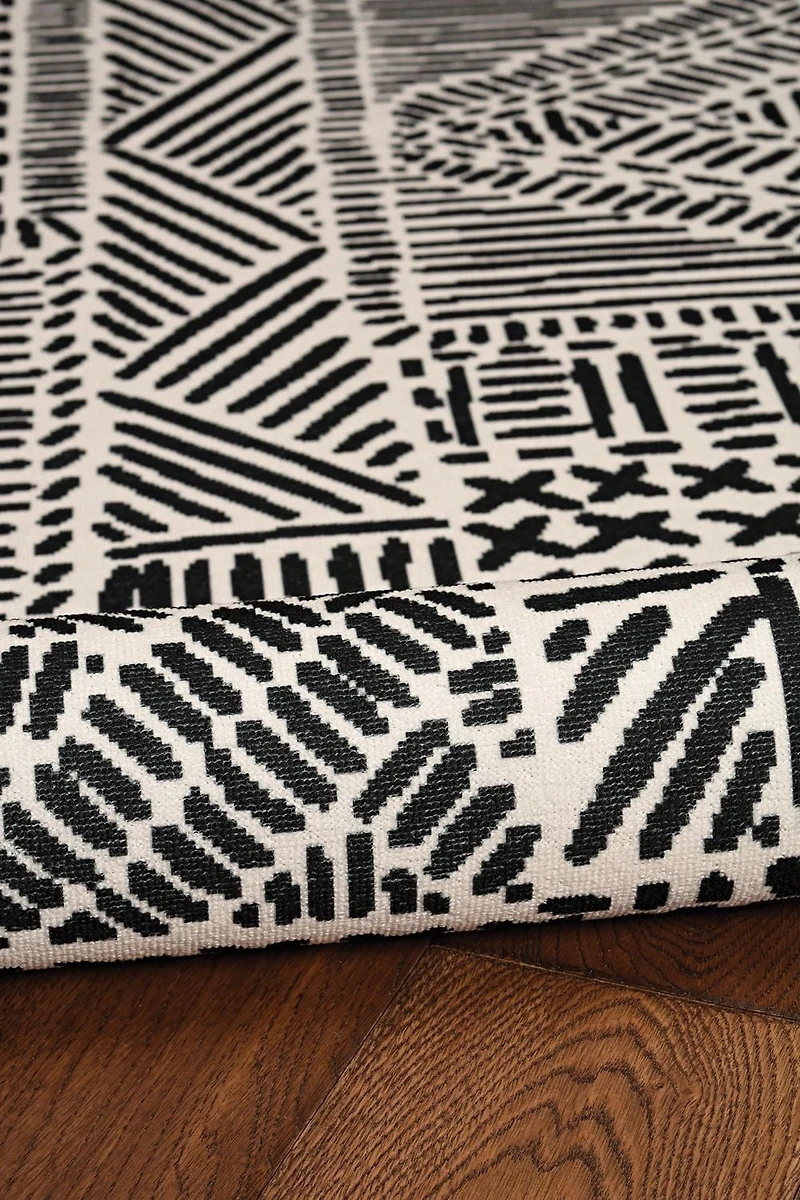 Cayden 5' x 7' Washable Area Rug, Ivory and Black