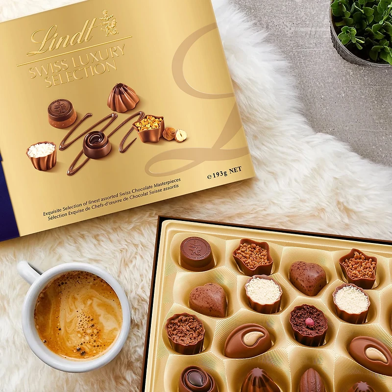 Pralinés assortis SWISS LUXURY SELECTION de Lindt – Boîte-cadeau (193 g) Pralinés assortis SWISS LUXURY SELECTION de Lindt – Boîte-cadeau (193 g)