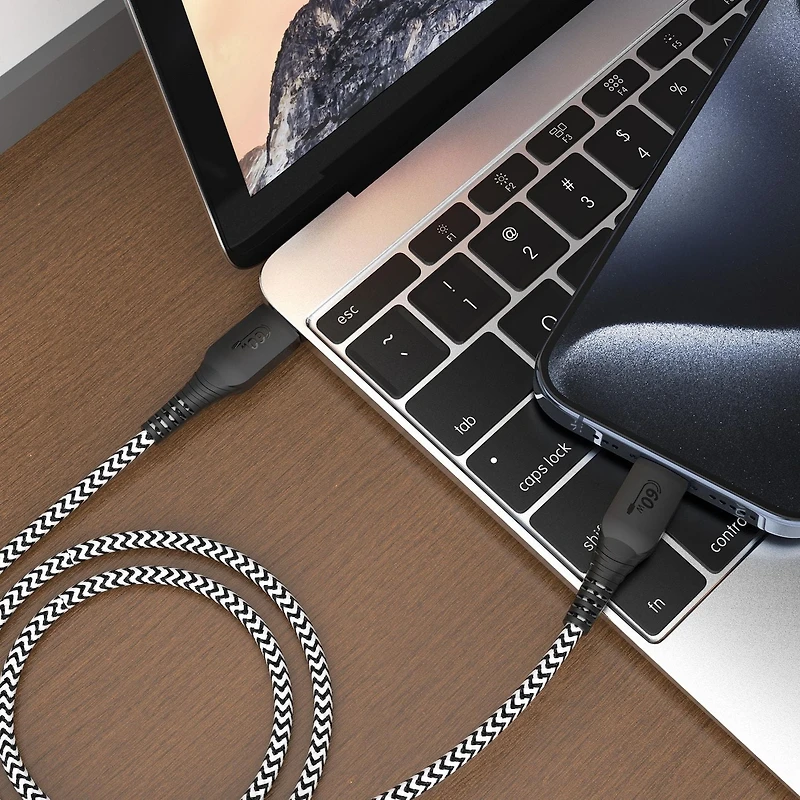 Câble USB tressé de 60 W certifié USB-C vers USB-C de 1,8 m/6 pi de Onn. Transfert pendant le chargement