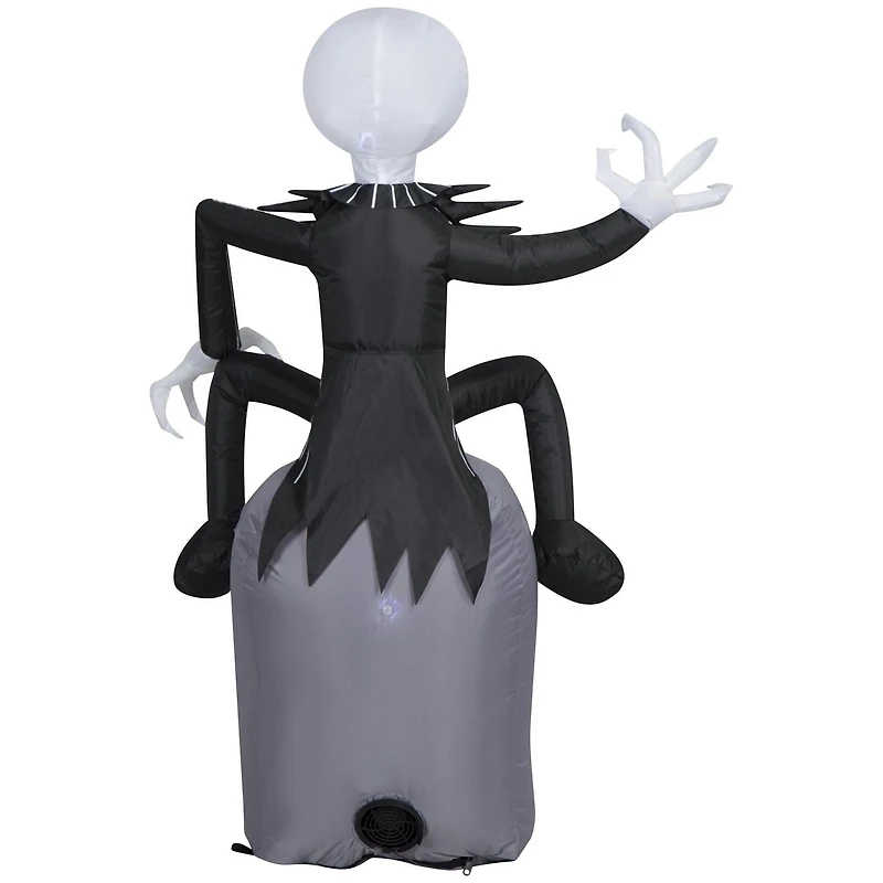 Jack Skellington gonflable d'Halloween sur la pierre tombale