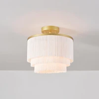 Plafonnier affleurant à 1 ampoule Janis de Novogratz x Globe, or mat, abat-jour en tissu frangé blanc