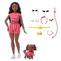 Poupée Barbie Styles coordonnés avec chien, tenues rouges rayées assorties et accessoires coordonnés, cheveux noirs